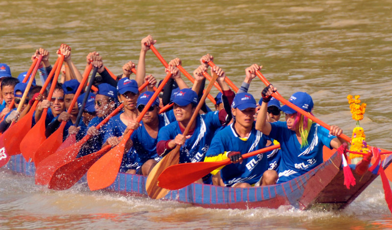 On the day of the end of the Buddhist lent, the boat final race.