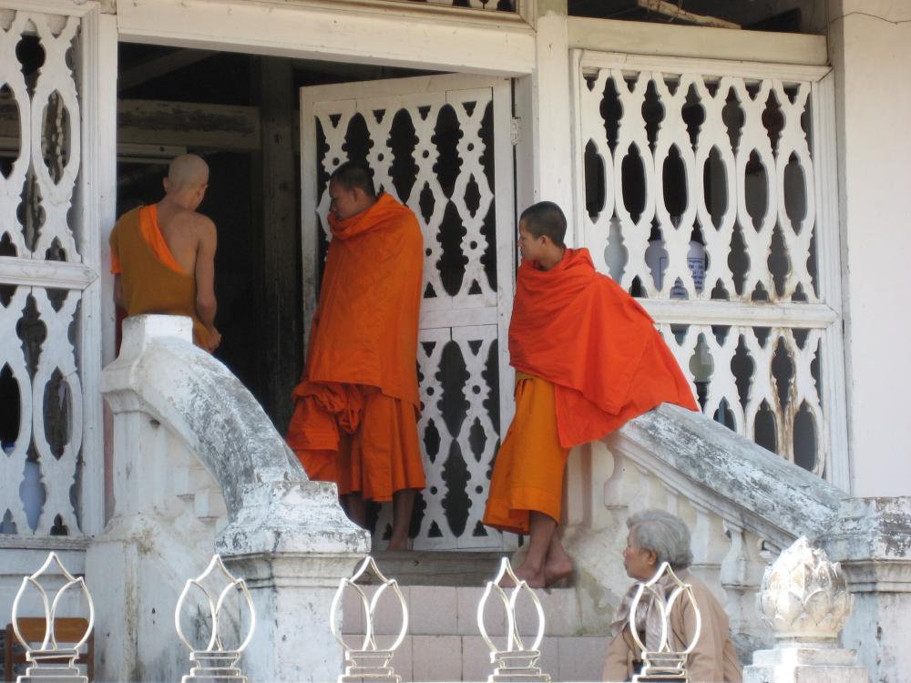 Des bonzes de la pagode Vat Xieng Thong