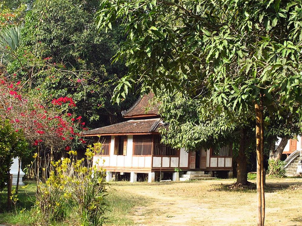 Vat Long Khoun on the bank of the Mekong