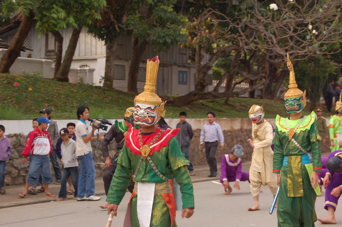 Défilé en costumes traditionnels à Luang Prabang