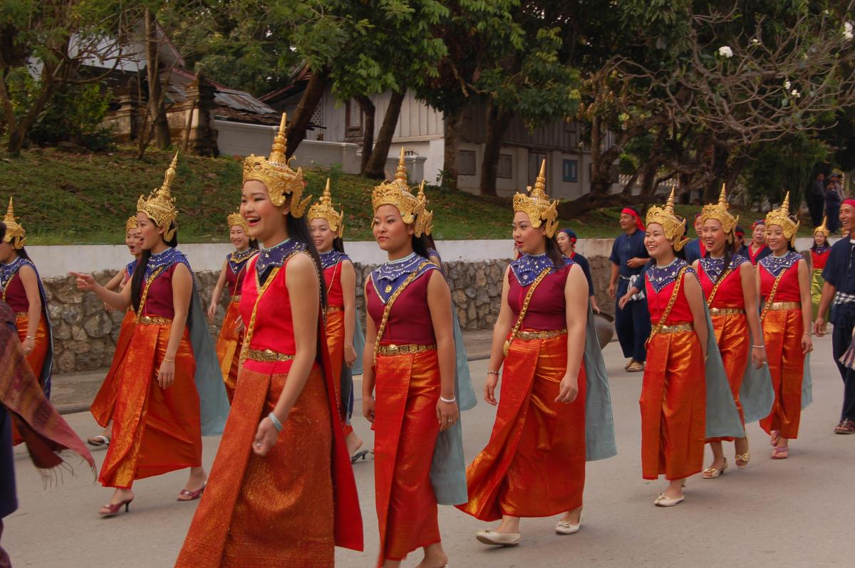 Défilé à Luang Prabang en costumes traditionnels