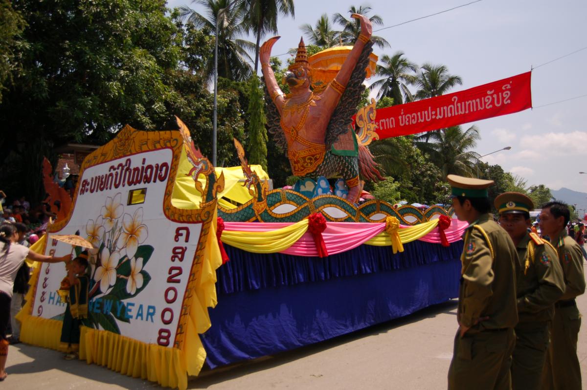 Défilé pour Pimay Lao, à Luang Prabang