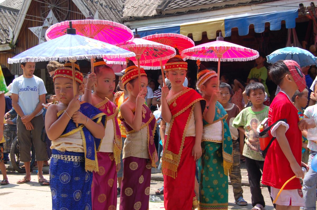 Jeunes Lao durant le défilé du nouvel an Lao, en avril, à Luang Prabang