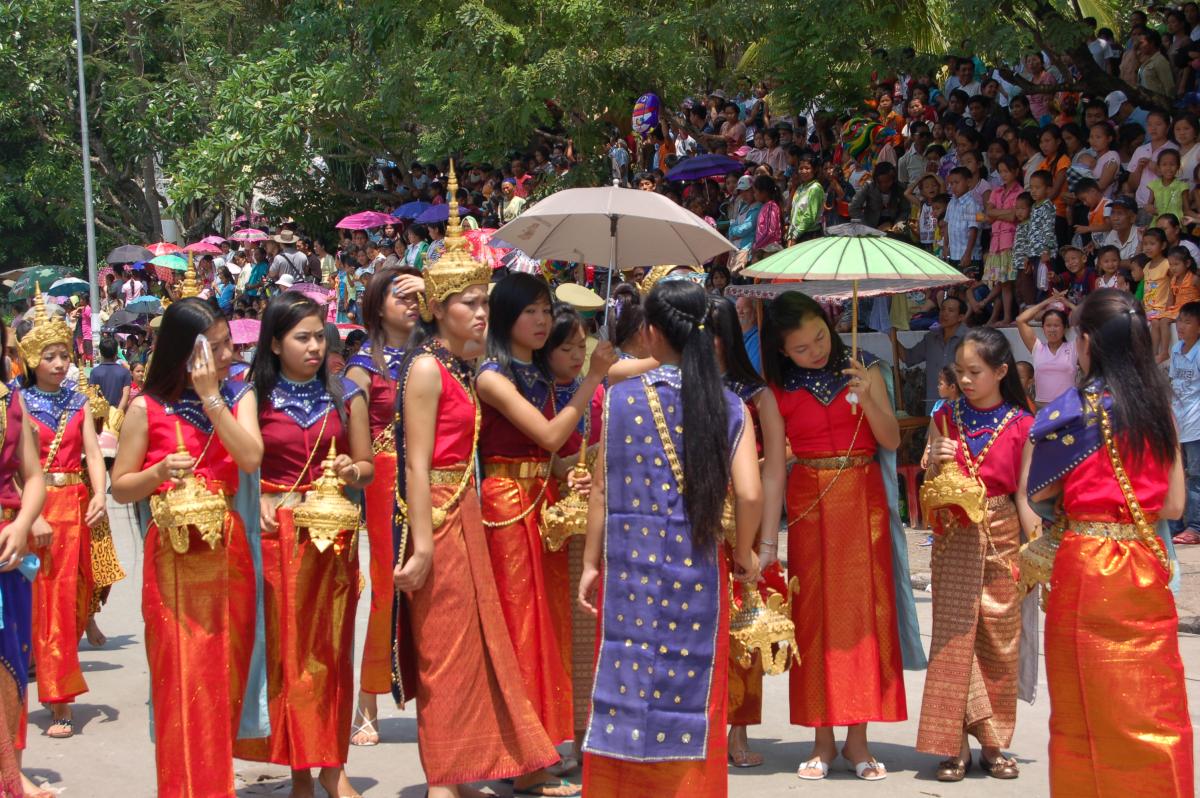 Costumes traditionnels durant le défilé de Pimay à Luang Prabang
