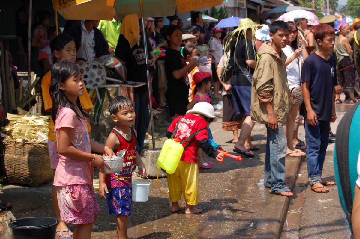 La guerre de l'eau à Luang Prabang, durant le nouvel an Lao