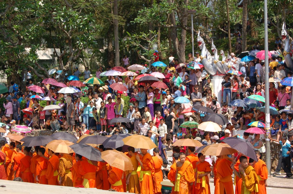 Défilé des bonzes durant le Pimay Lao, à Luang Prabang