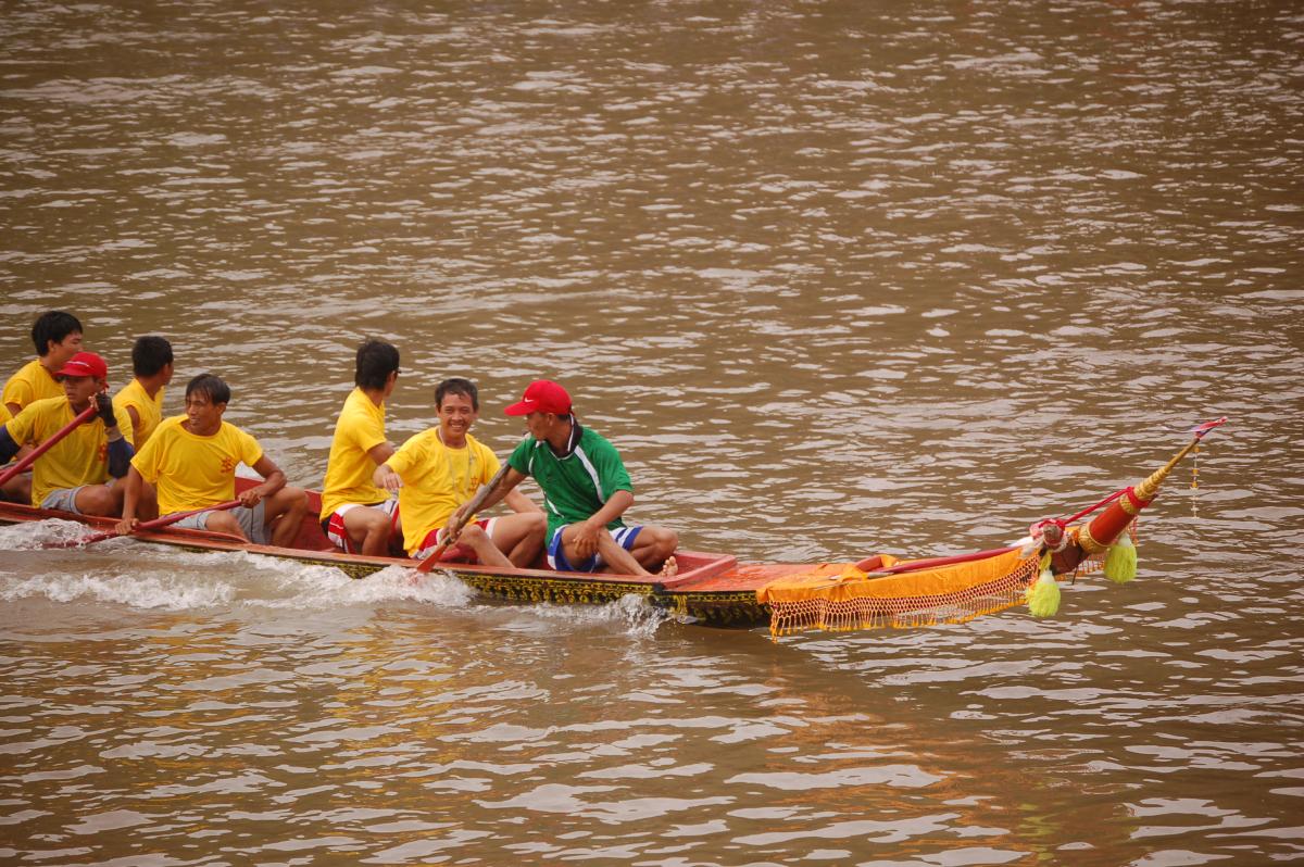 Finale des courses de pirogues à Ban Xieng Ngeun