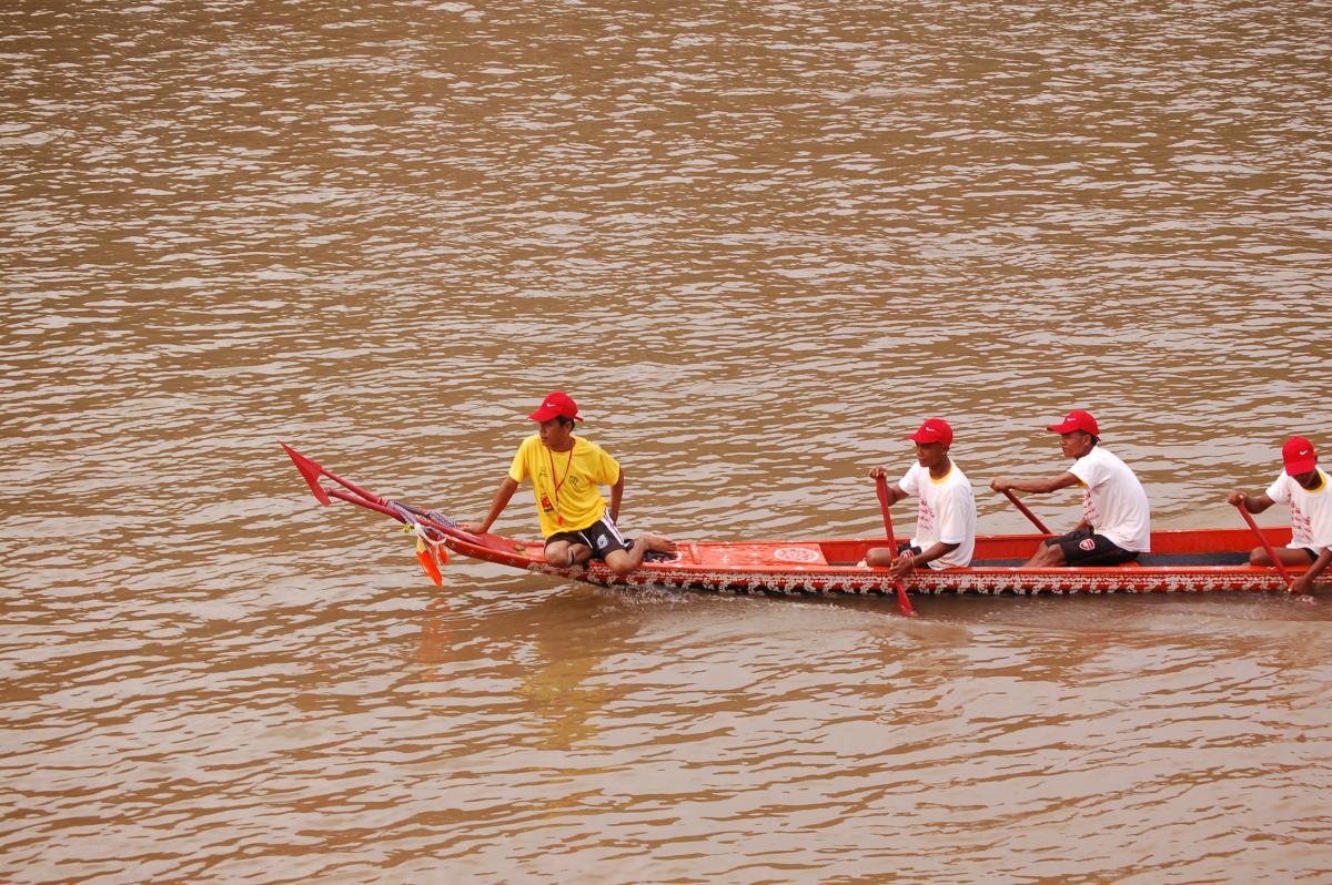 Finale des courses de pirogues à Ban Xieng Ngeun