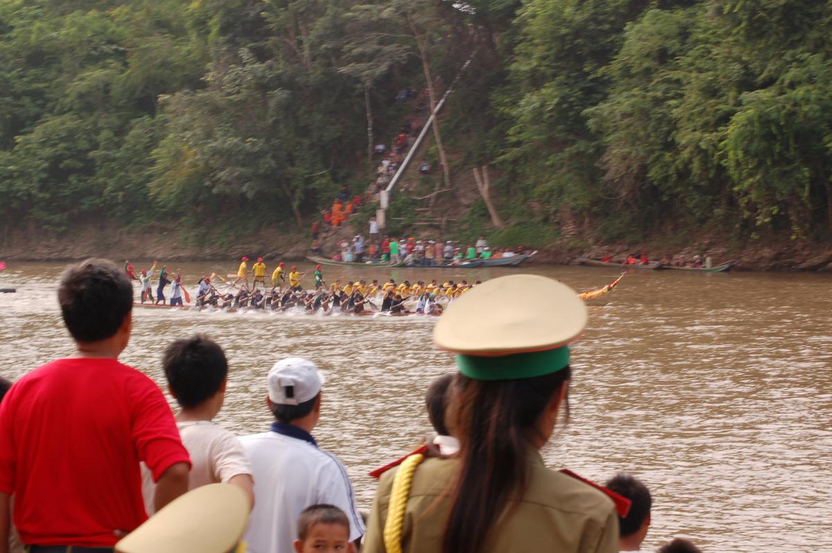 Finale de la course des pirogues à Ban Xieng Ngeun