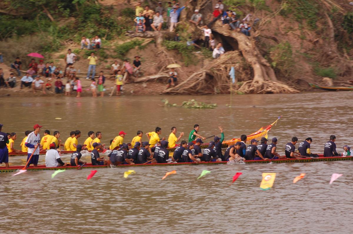 Finale des courses de pirogues pour la province de Luang Prabang