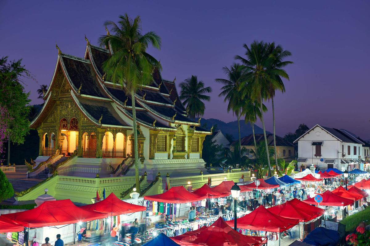 Le marché de nuit de Luang Prabang, face au Palais Royal