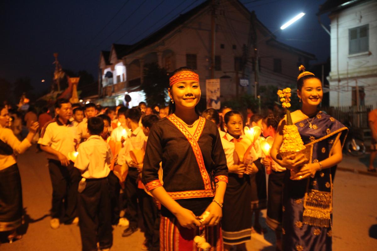 La parade durant le festival des lumières à Luang Prabang