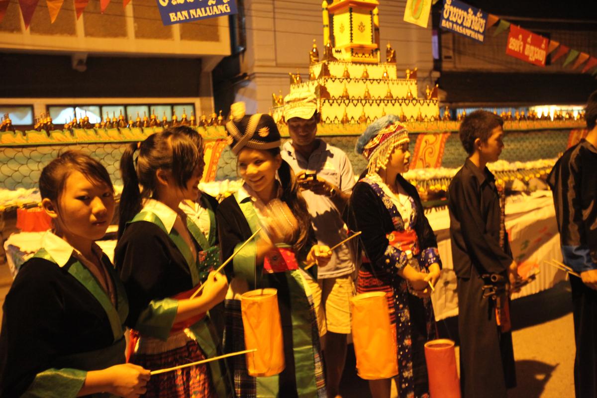 Des groupes ethniques de Luang Prabang durant le défilé de la fête des lumières