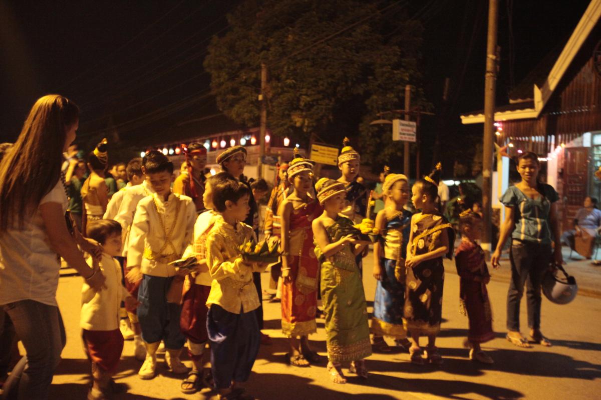 Parade durant le festival des lumières de Luang Prabang