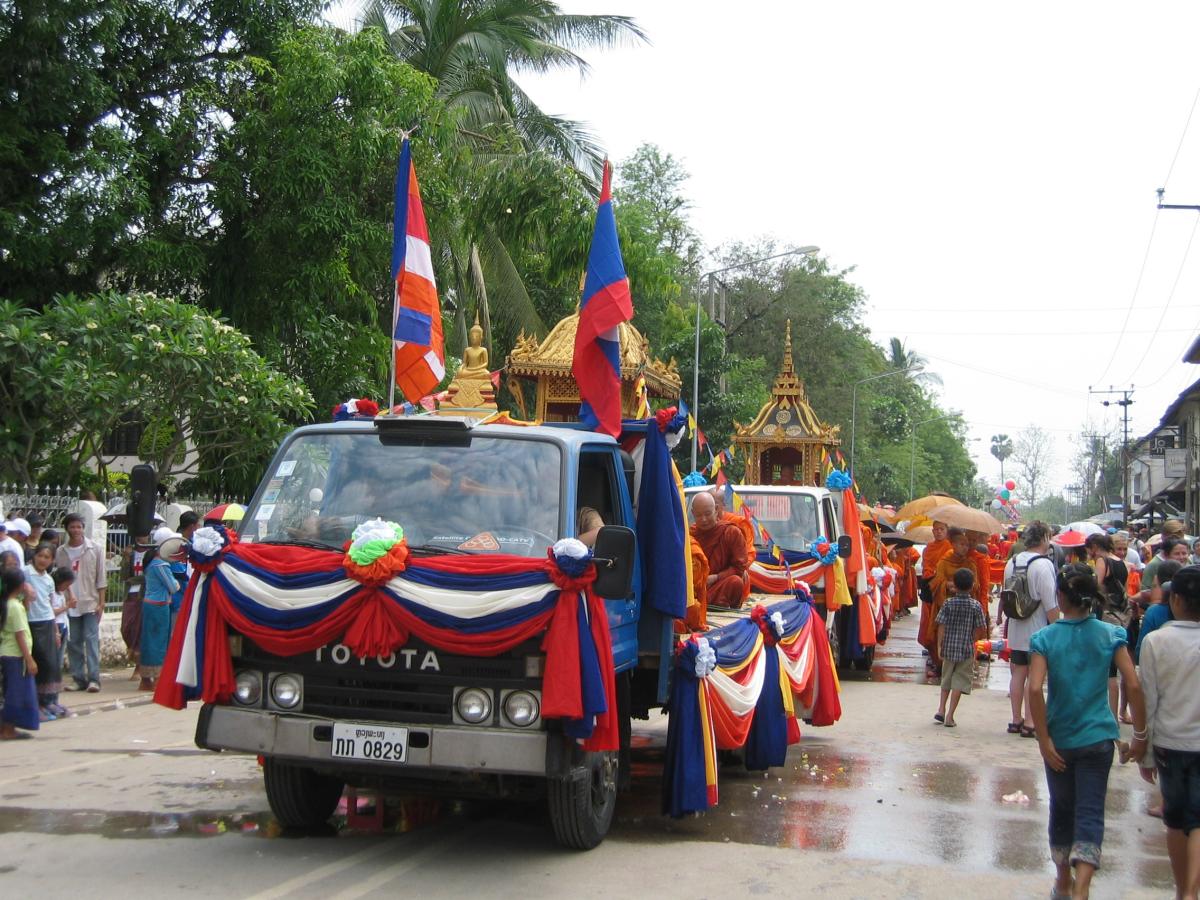 Cortège des bonzes durant le Pimay Lao