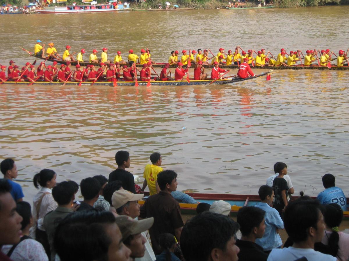 1ère course des pirogues à Luang Prabang