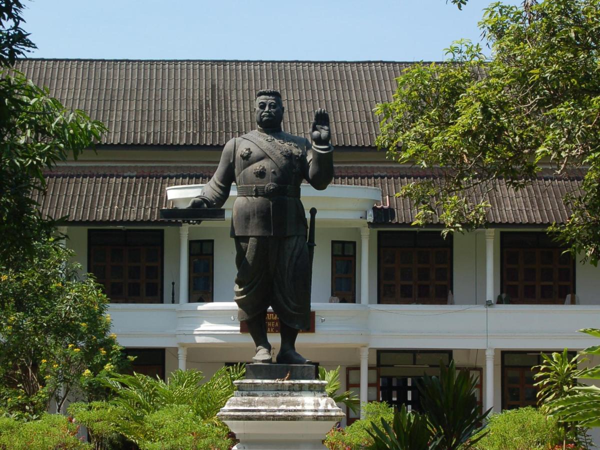 Statue de Sisavang Vong Statue de Sisavang Vong