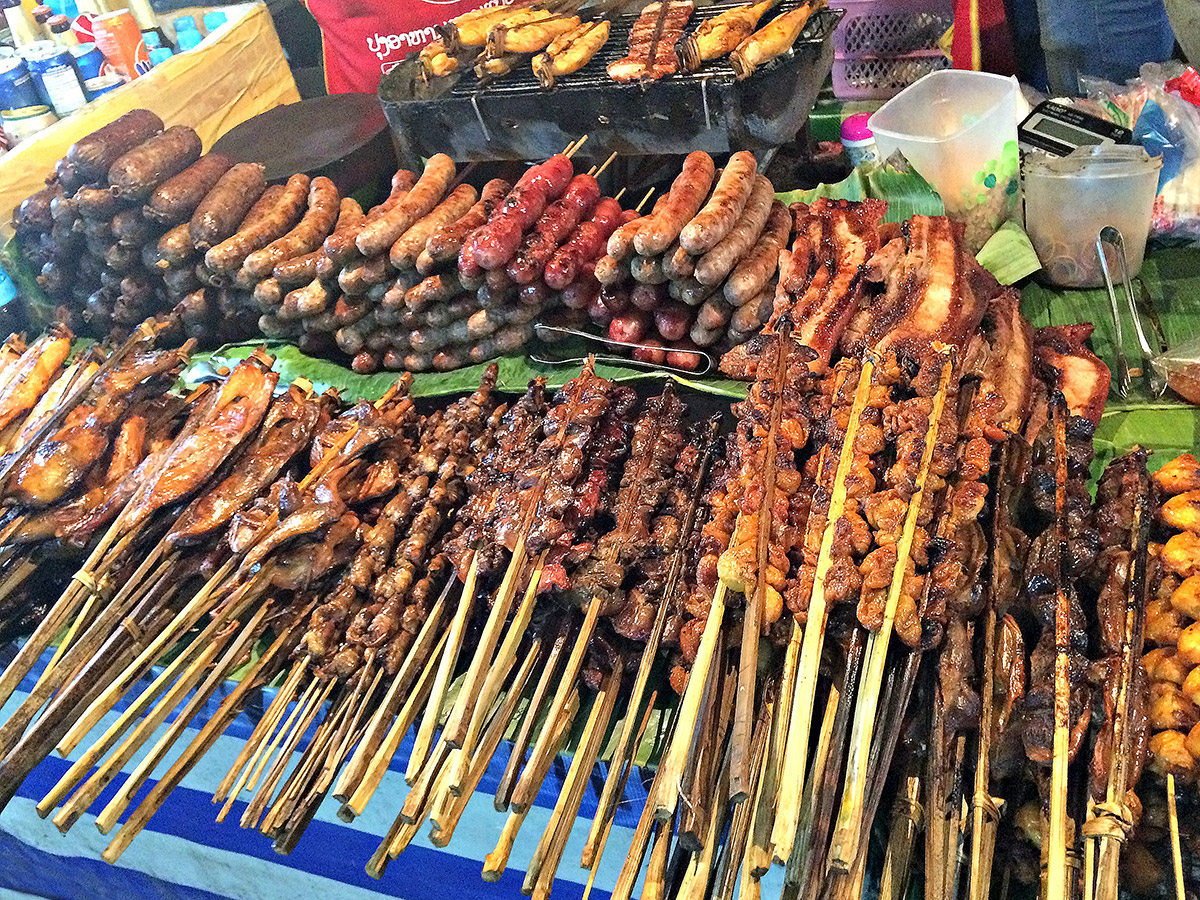 Barbecues au marché des traiteurs de Luang Prabang