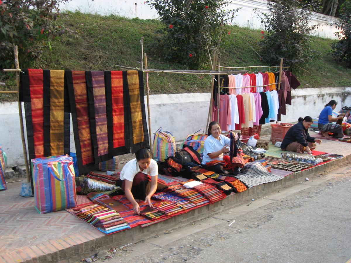 Début du marché de nuit, en face du palais royal de Luang Prabang
