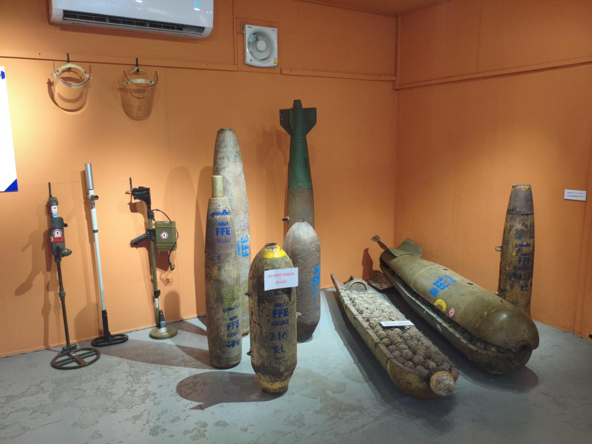Exposition des bombes à fragmentation à UXO Luang Prabang