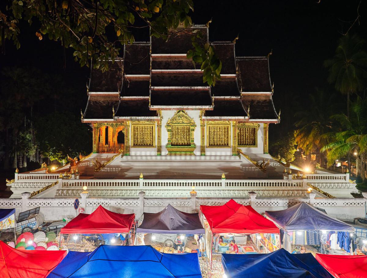 Le marché de nuit, avec en fond le temple du palais royal