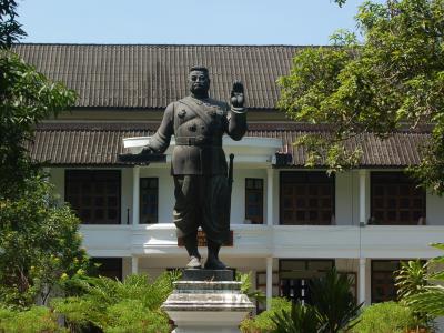 Statue de Sisavang Vong Statue de Sisavang Vong