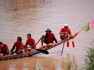 Course de pirogues sur la Nam Khan - Luang Prabang Course de pirogues sur la Nam Khan - Luang Prabang