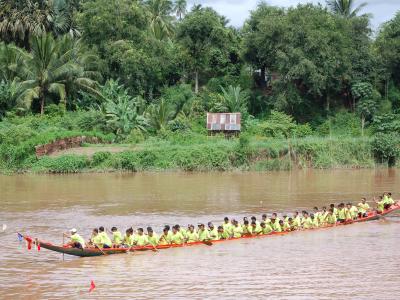 Course de pirogues sur la Nam Khan - Luang Prabang Course de pirogues sur la Nam Khan - Luang Prabang