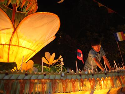 Un bateau du festival des lumières à Luang Prabang Un bateau du festival des lumières à Luang Prabang