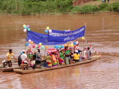 Course de pirogues sur la Nam Khan - Luang Prabang Course de pirogues sur la Nam Khan - Luang Prabang