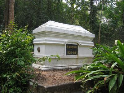 La stèle de Henri Mouhot, Ban Phanom La stèle de Henri Mouhot, Ban Phanom