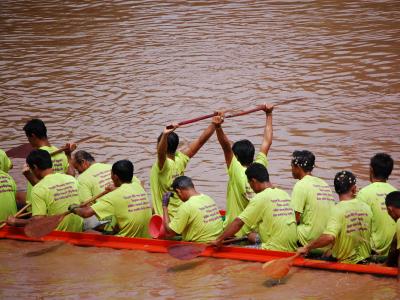 Course de pirogues sur la Nam Khan - Luang Prabang Course de pirogues sur la Nam Khan - Luang Prabang