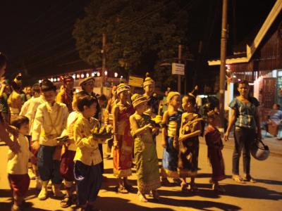 Parade durant le festival des lumières de Luang Prabang Parade durant le festival des lumières de Luang Prabang