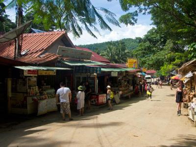 Restaurants et magasins de souvenirs aux cascades de Kuang Si Restaurants et magasins de souvenirs aux cascades de Kuang Si