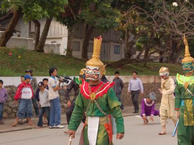 Défilé en costumes traditionnels à Luang Prabang Défilé en costumes traditionnels à Luang Prabang