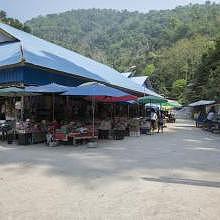 Market in centre-town of Pakbeng