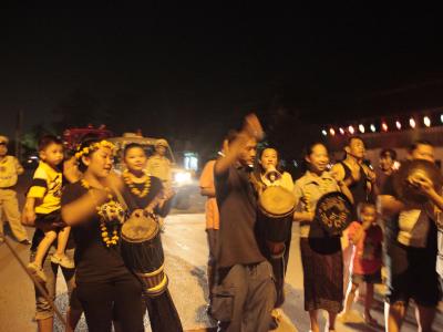 Danses, chants durant la procession du festival des lumières