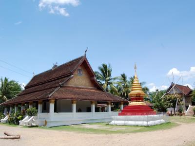 Vihan et stupa d'or de la pagode Vat Aphai