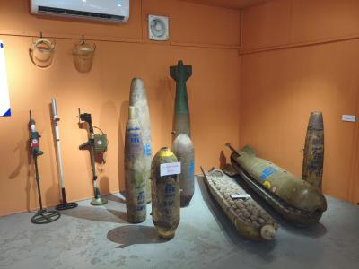 Exposition des bombes à fragmentation à UXO Luang Prabang
