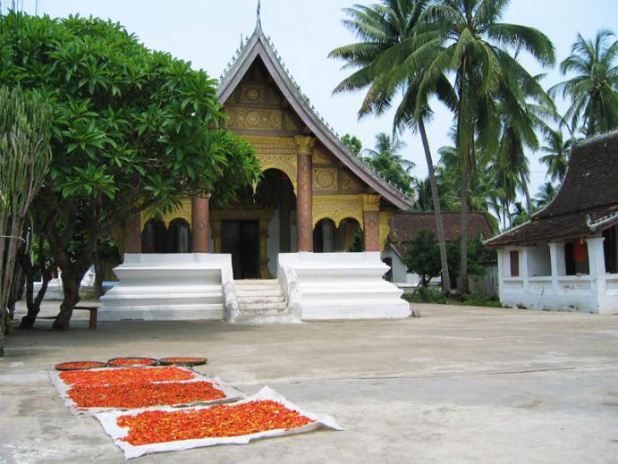 Wat Si Boun Heuang in Luang Prabang - vihan